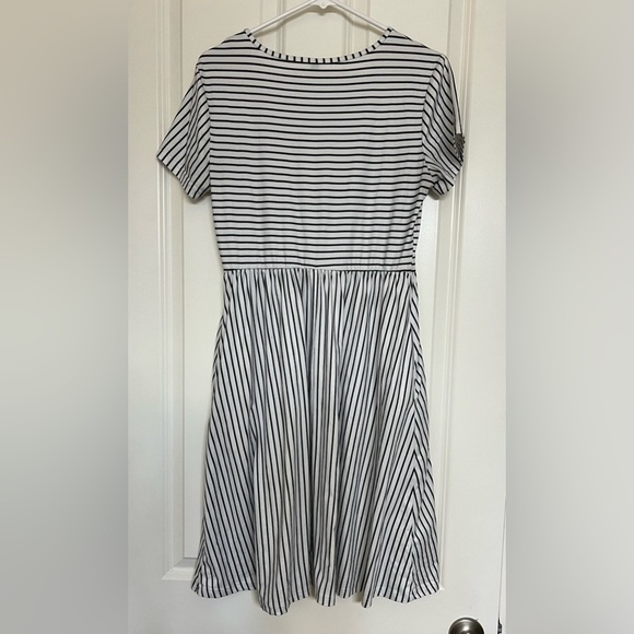 Black and White Striped Dress with Pockets - Size M - Picture 2 of 8